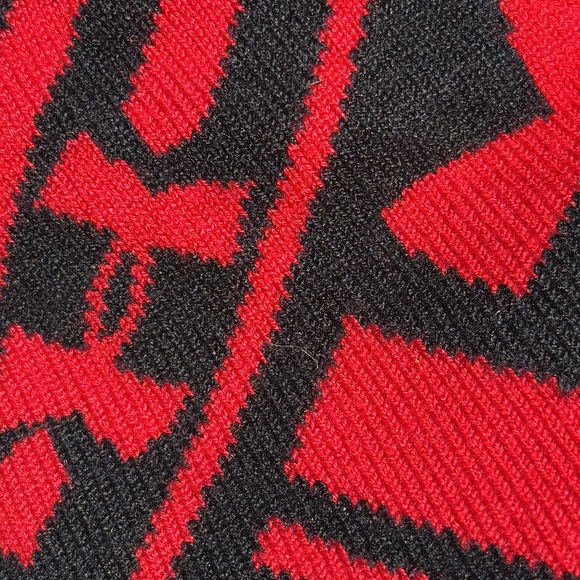 Under Armour Youth Knit Beanie UA LOGO ONE SIDE, BLACK & RED ABSTRACT OPPOSITE - Picture 5 of 10